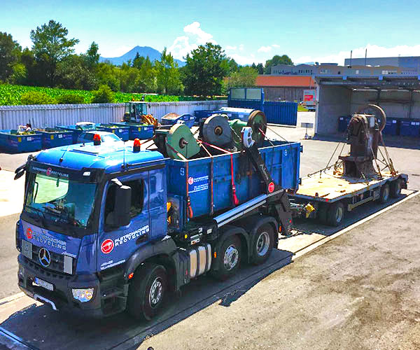 Sondertransport Entsorgungs-Lastwagen beladen mit schweren Geräten